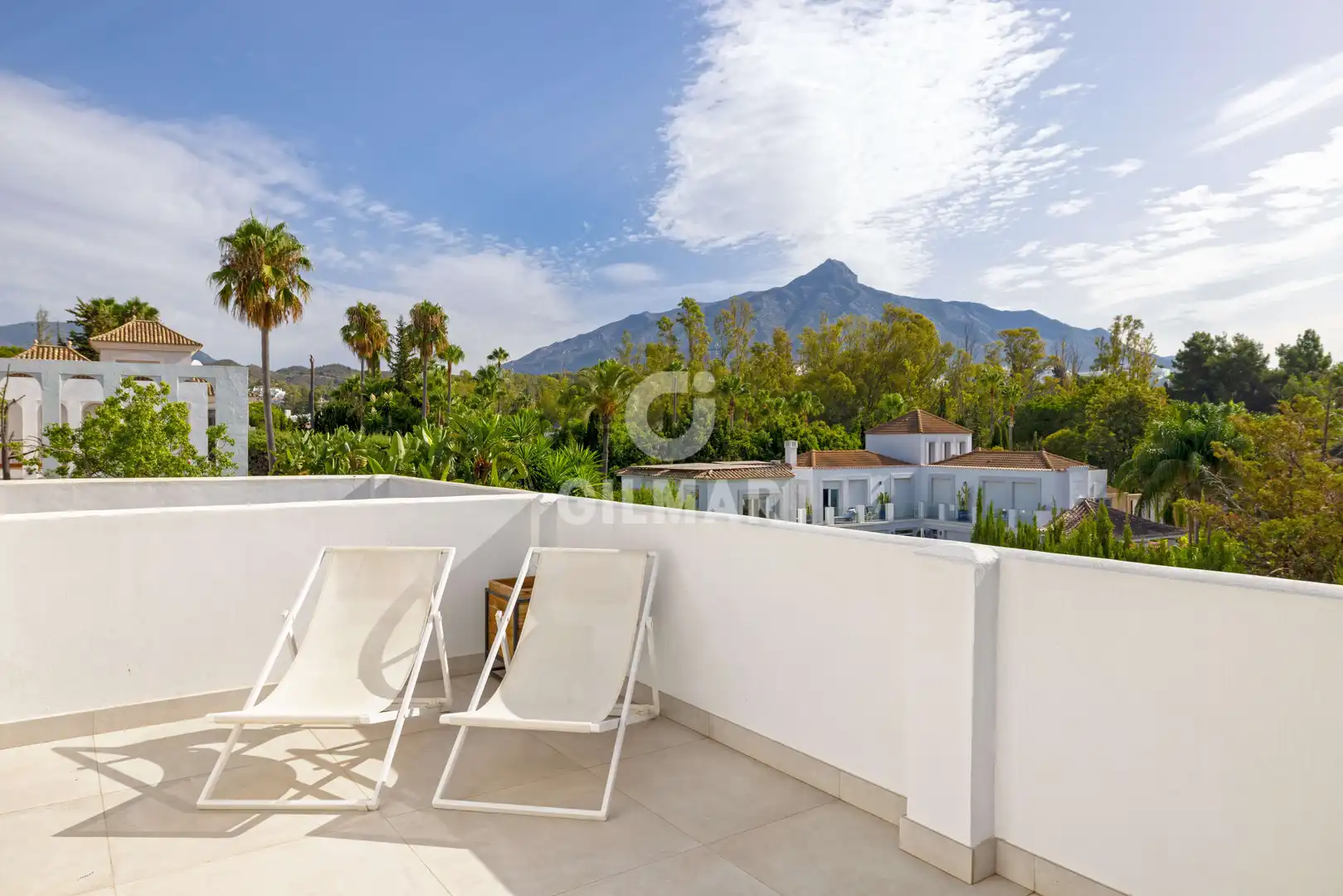 Vista exterior de Casa o xalet en venda en Marbella amb Calefacció, Jardí privat i Piscina