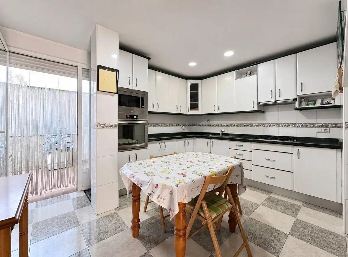 Cocina de Casa adosada en venta en Fuente Vaqueros con Aire acondicionado, Calefacción y Terraza
