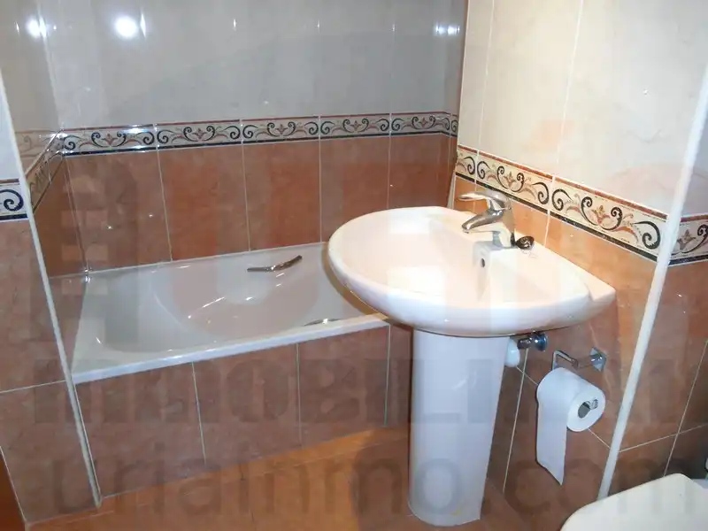 Badezimmer von Wohnung zur Miete in Oviedo  mit Heizung, Abstellraum und Ofen