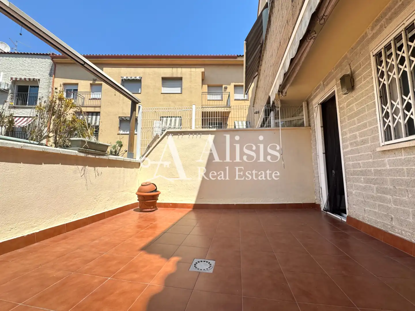 Terrasse von Einfamilien-Reihenhaus zum Verkauf in Pallejà mit Klimaanlage, Heizung und Terrasse