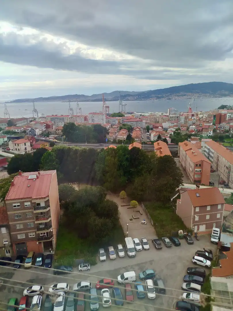 Vista exterior de Piso de alquiler en Vigo  con Calefacción, Amueblado y Horno
