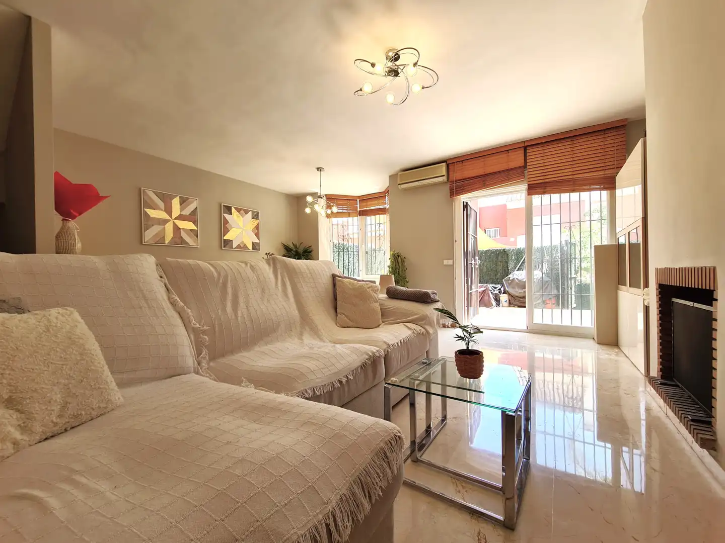 Living room of Detached homes for sale in Estepona  with Air Conditioner, Private garden and Terrace