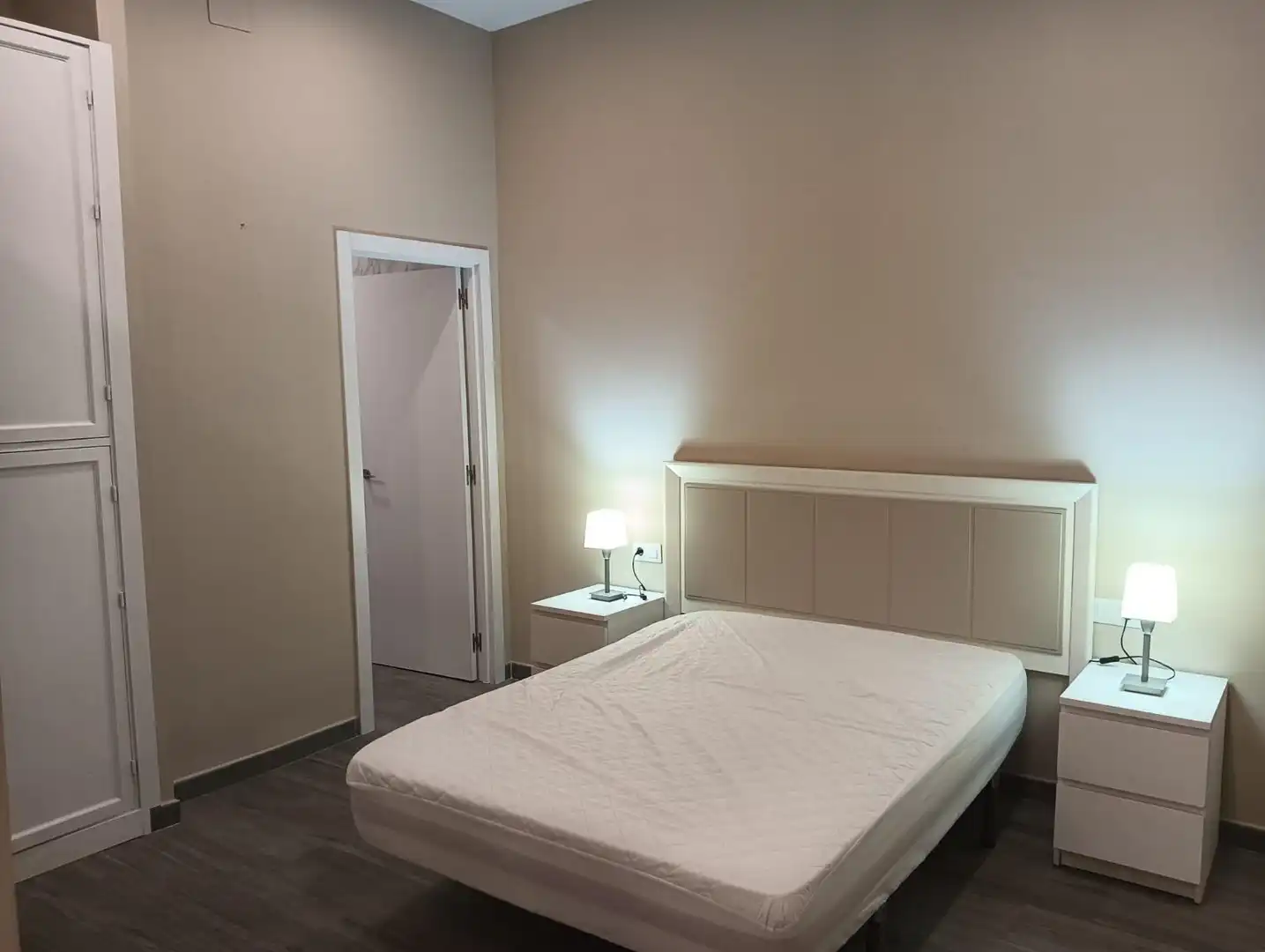 Dormitori de Apartament de lloguer en Sevilla amb Aire condicionat i Moblat