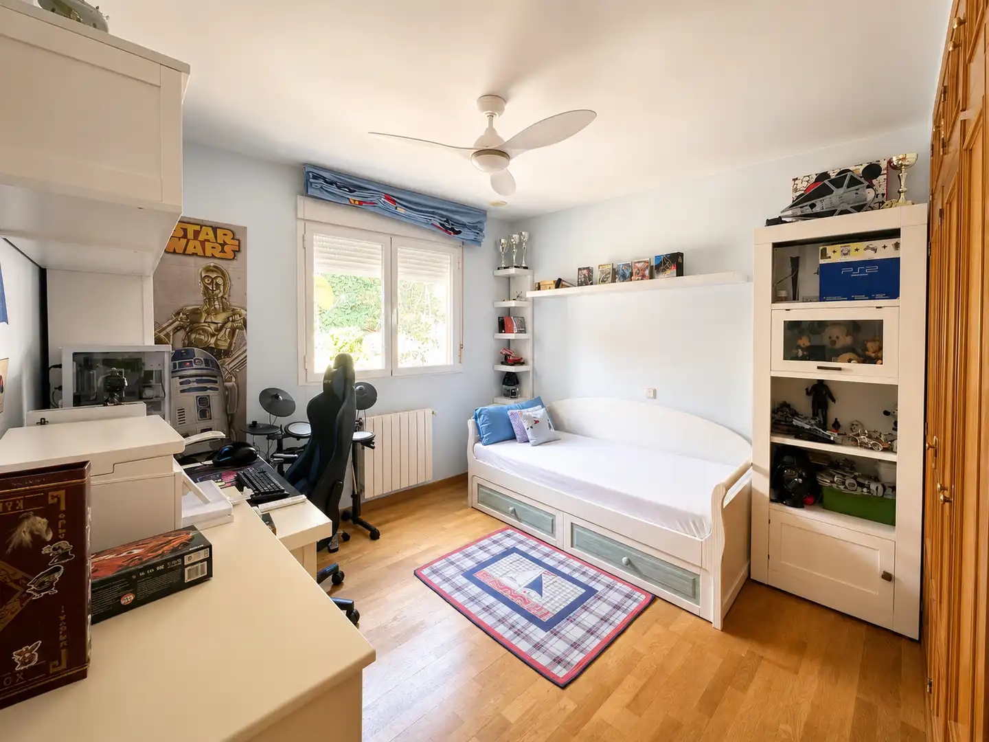 Schlafzimmer von Einfamilien-Reihenhaus zum Verkauf in Torrelodones mit Gemeinschaftspool