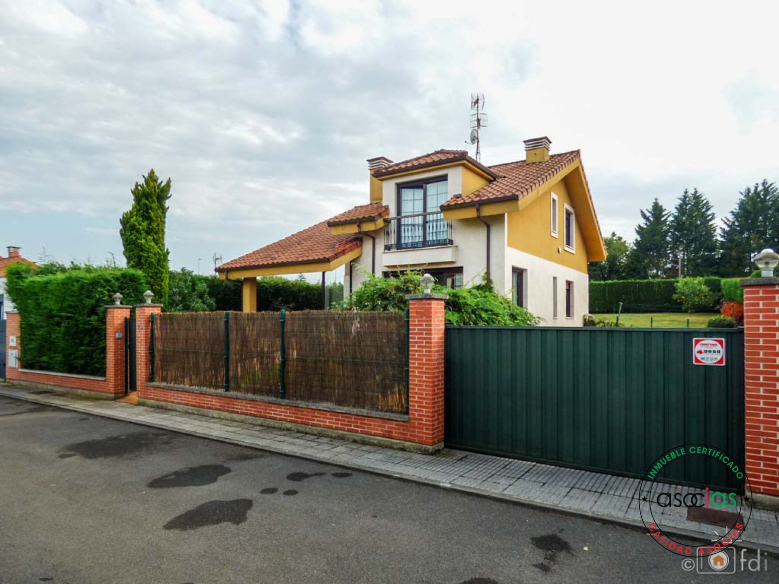 Vista exterior de Casa o xalet en venda en Gijón  amb Calefacció, Jardí privat i Parquet