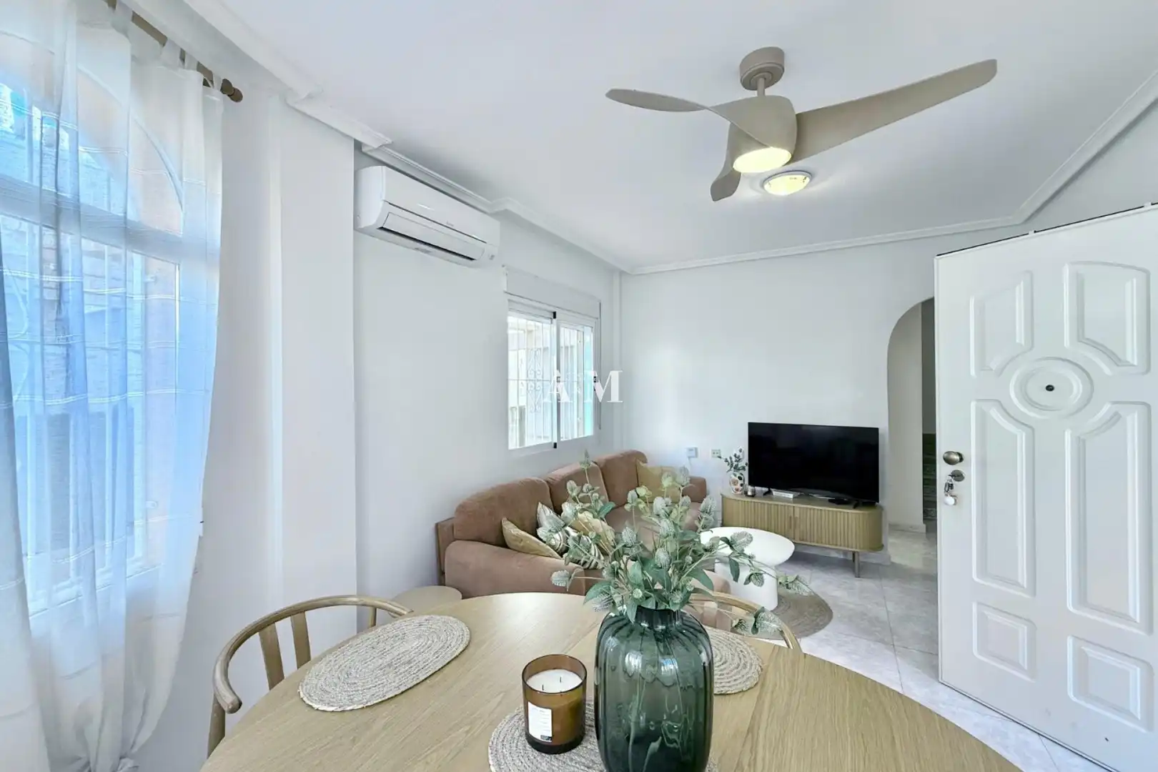 Sala de estar de Casa adosada de alquiler en Torrevieja con Aire acondicionado, Jardín privado y Terraza