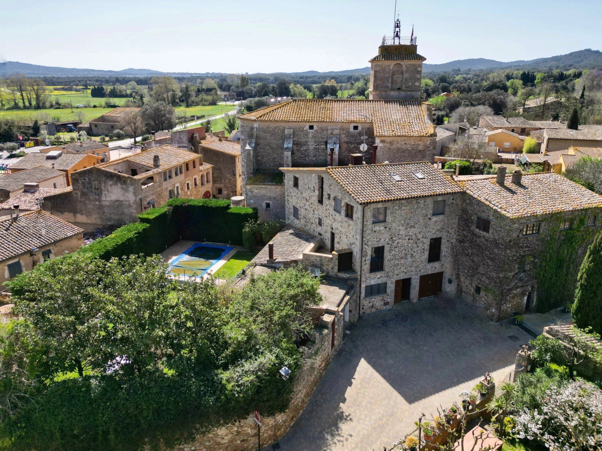 Vista exterior de Finca rústica en venda en Torrent (Girona) amb Jardí privat, Terrassa i Piscina