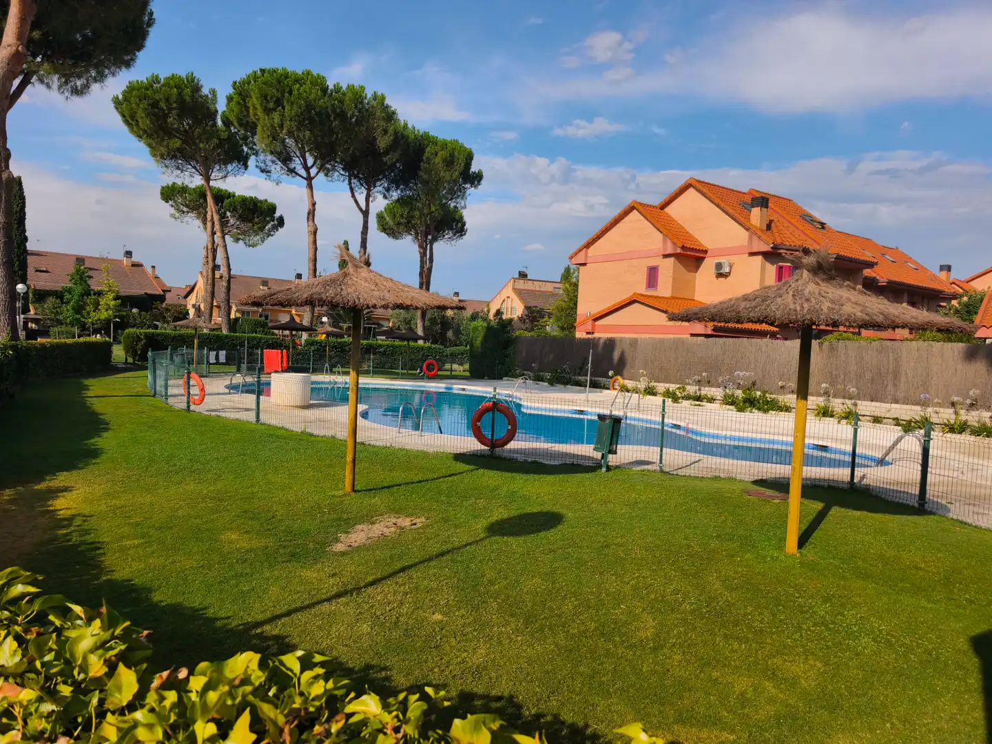 Schwimmbecken von Einfamilien-Reihenhaus zum Verkauf in Algete mit Klimaanlage, Heizung und Privatgarten