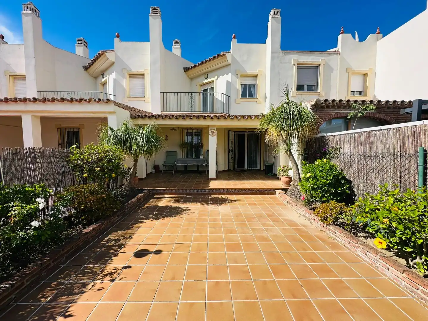 Vista exterior de Casa adosada en venda en Mijas amb Aire condicionat, Calefacció i Jardí privat