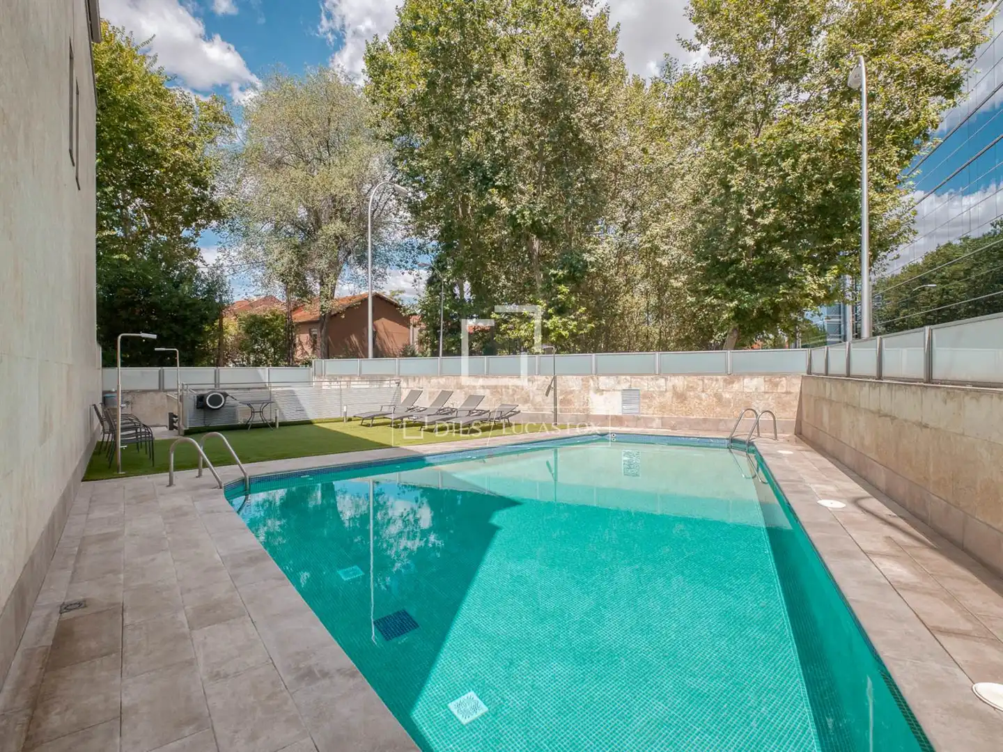 Piscina de Casa o xalet en venda en Madrid amb Aire condicionat, Calefacció i Jardí privat