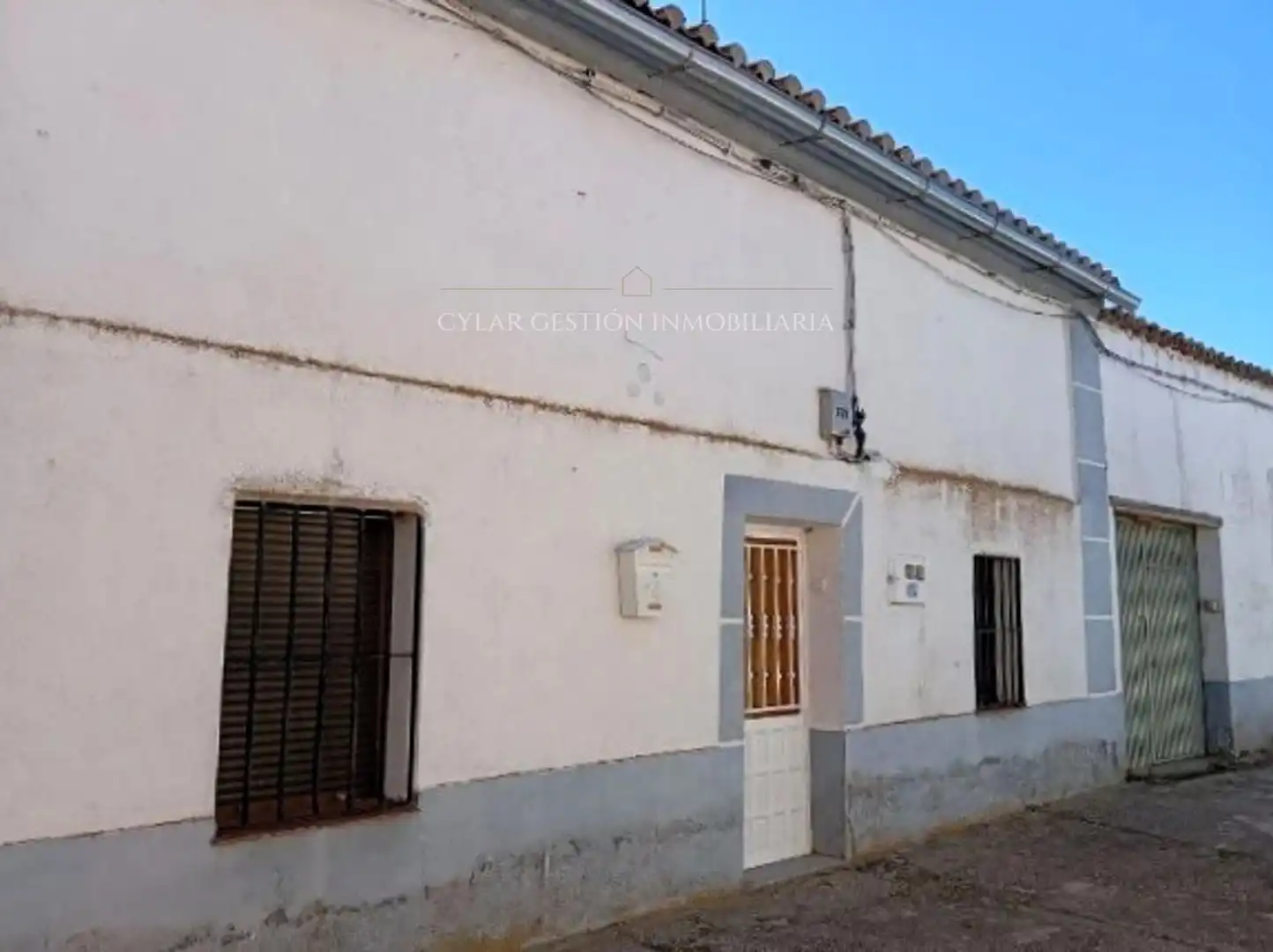 Vista exterior de Casa adosada en venda en Salmoral amb Calefacció i Piscina