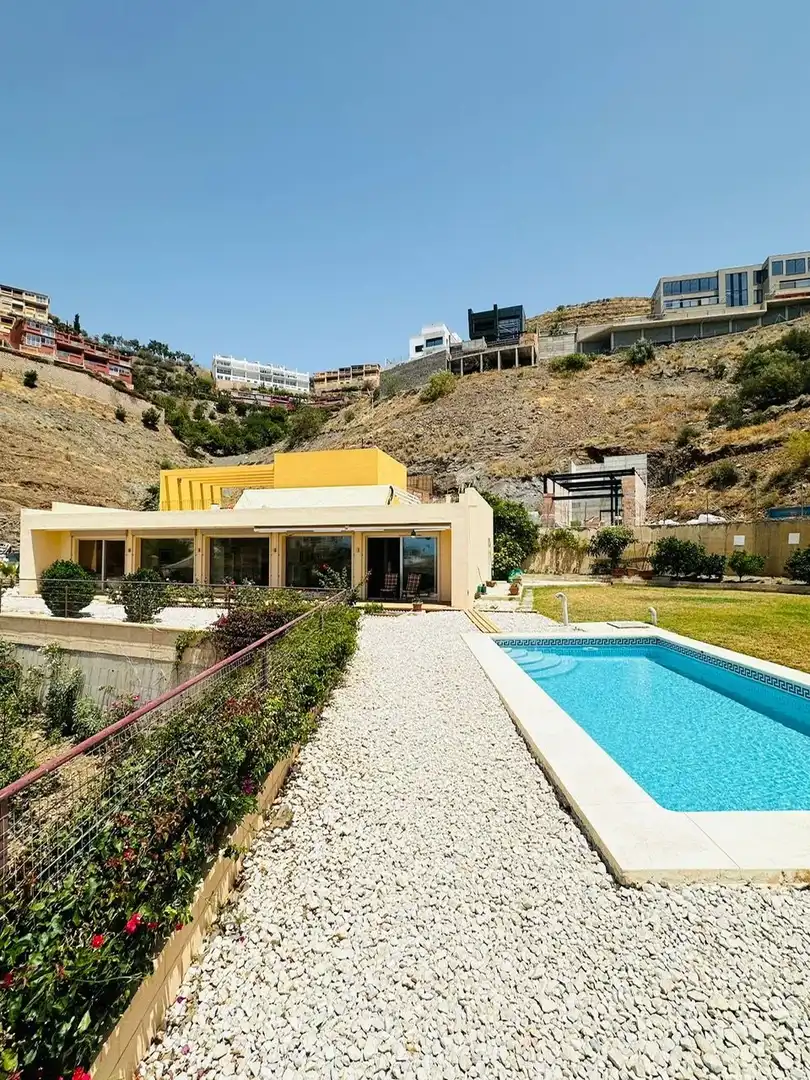Vista exterior de Casa o xalet en venda en Torrox amb Aire condicionat, Jardí privat i Terrassa