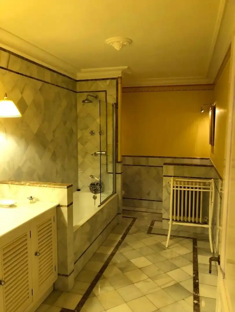 Bany de Casa o xalet en venda en Gijón  amb Jardí privat, Terrassa i Moblat
