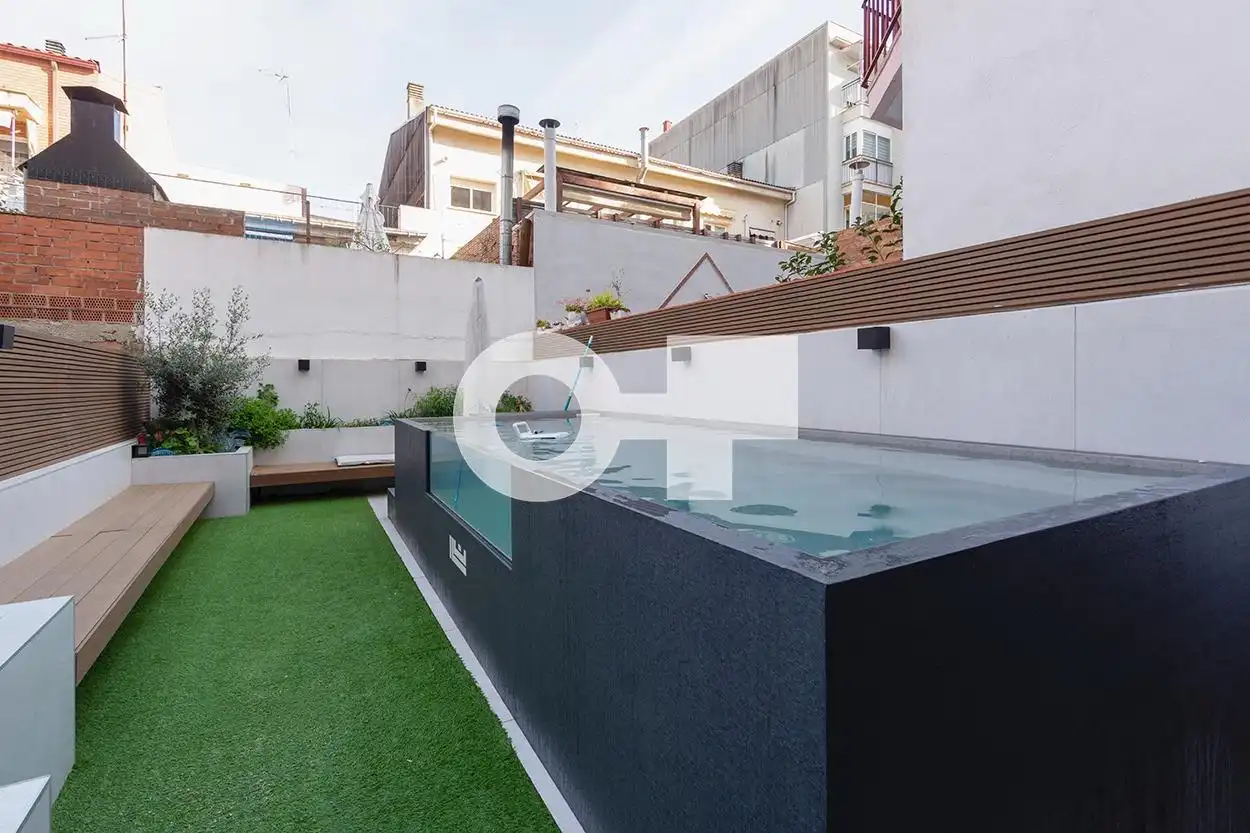 Piscina de Casa adosada en venda en Castelldefels amb Aire condicionat, Jardí privat i Parquet