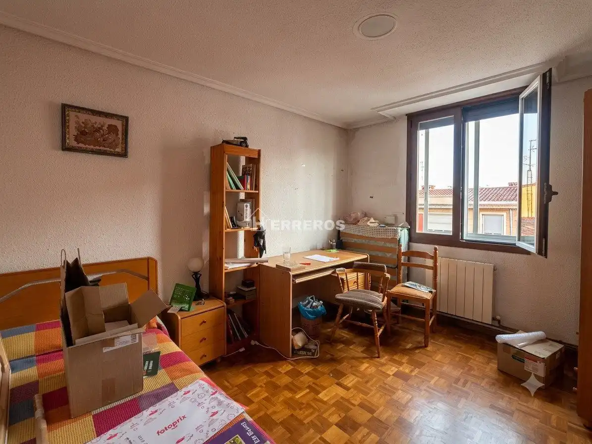 Habitación de Piso en venta en  Logroño con Calefacción, Parquet y Trastero