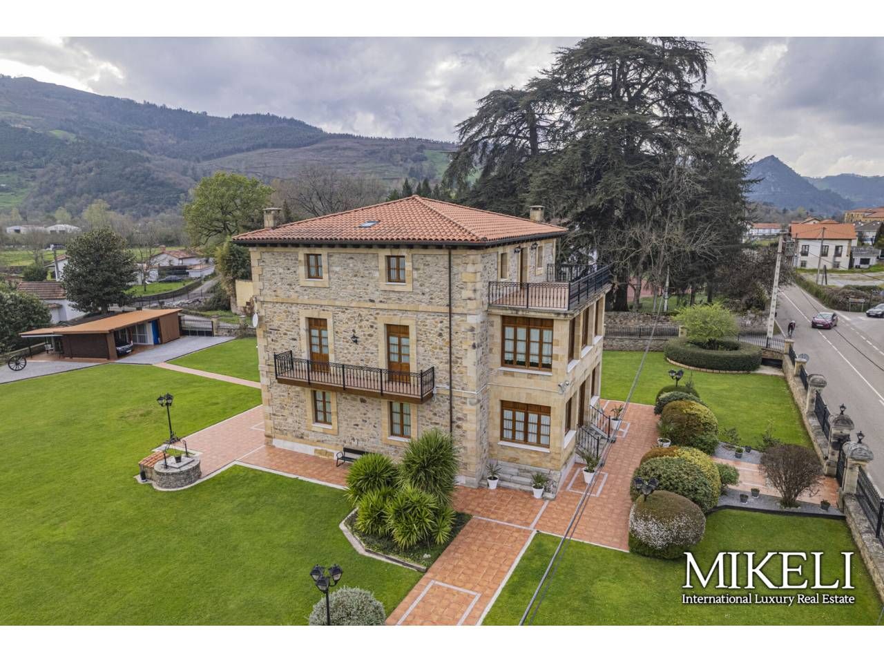 Vista exterior de Casa o xalet en venda en Santiurde de Toranzo amb Calefacció, Jardí privat i Parquet