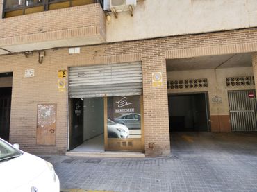 Local comercial de lloguer a Carrer Veterinari Josep Corella 1