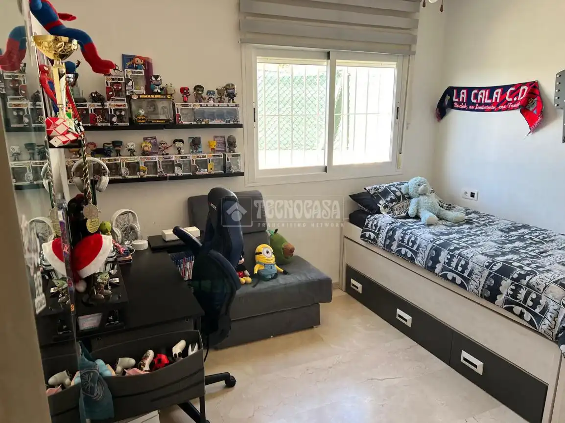 Schlafzimmer von Wohnung zum Verkauf in Rincón de la Victoria mit Klimaanlage, Abstellraum und Gemeinschaftspool