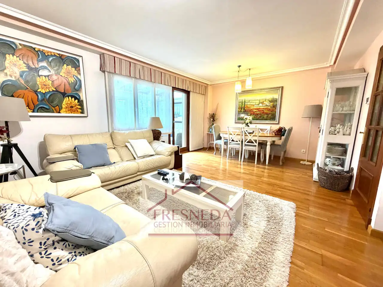 Sala d'estar de Casa adosada en venda en Siero amb Calefacció, Jardí privat i Parquet