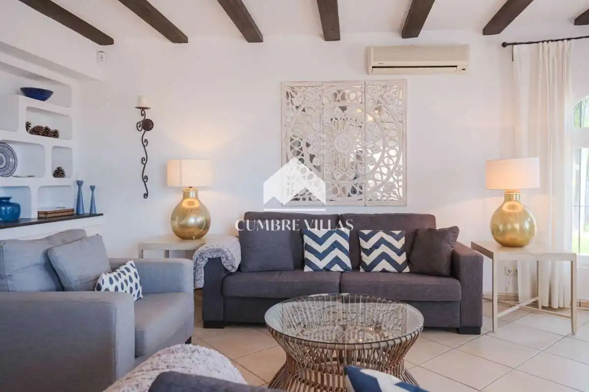 Sala d'estar de Casa o xalet en venda en Salobreña amb Jardí privat, Terrassa i Piscina comunitària