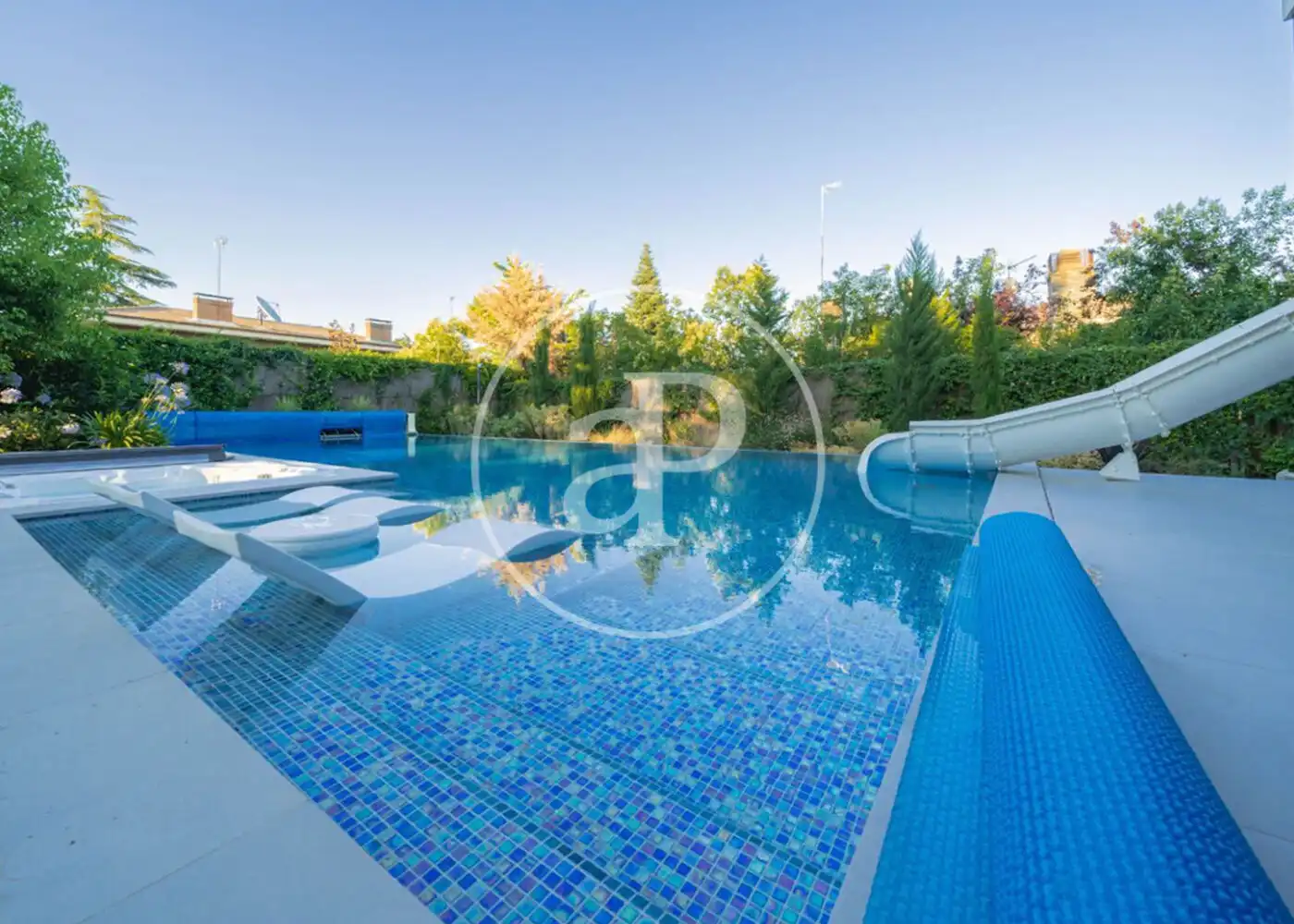 Piscina de Casa o chalet en venta en Madrid con Aire acondicionado, Calefacción y Jardín privado