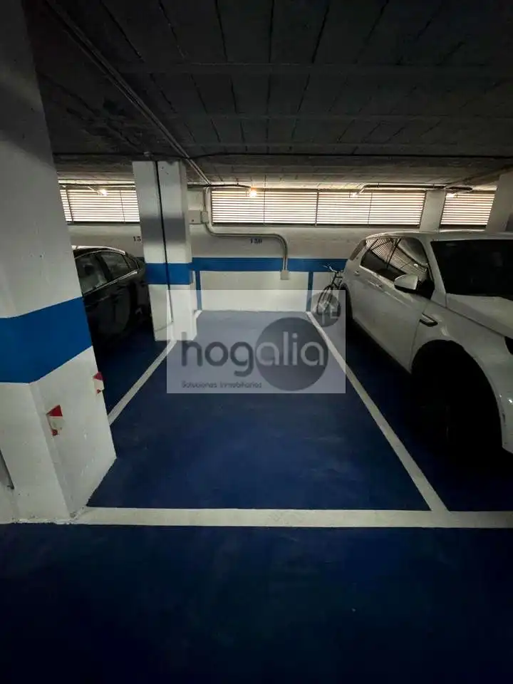 Aparcament de Pis de lloguer en Sevilla amb Aire condicionat i Piscina