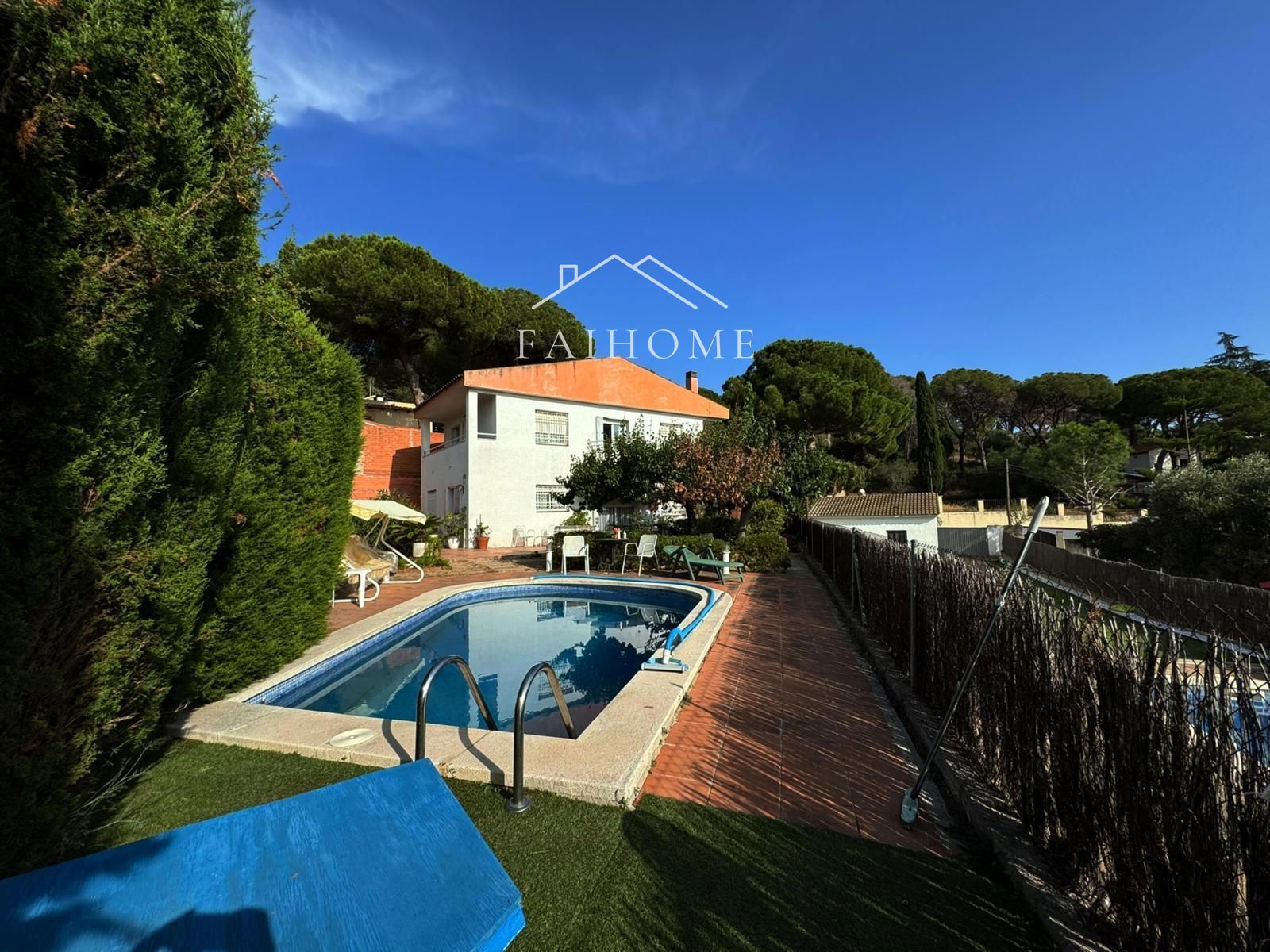 Vista exterior de Casa o xalet en venda en Badalona amb Aire condicionat, Terrassa i Traster