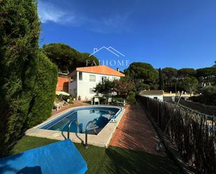 Vista exterior de Casa o xalet en venda en Badalona amb Aire condicionat, Terrassa i Traster