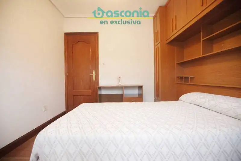 Dormitori de Pis en venda en Basauri  amb Calefacció, Terrassa i Moblat