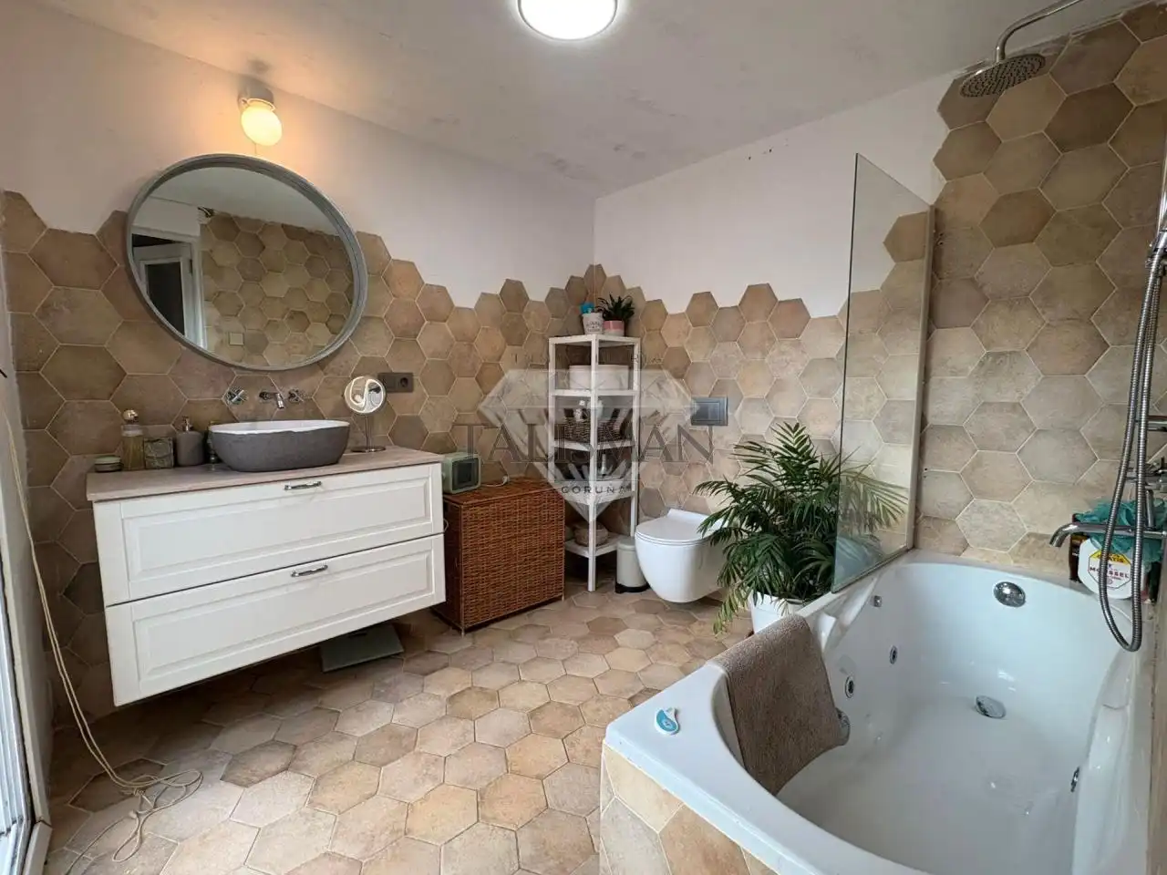Bany de Casa o xalet en venda en Bergondo amb Calefacció, Jardí privat i Terrassa