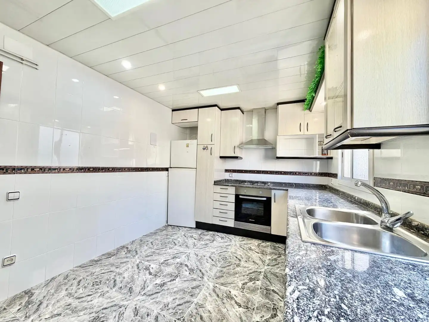 Cuina de Àtic en venda en L'Hospitalet de Llobregat amb Aire condicionat, Calefacció i Terrassa