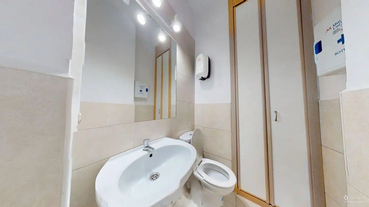 Badezimmer von Geschaftsraum zum Verkauf in Sevilla mit Klimaanlage