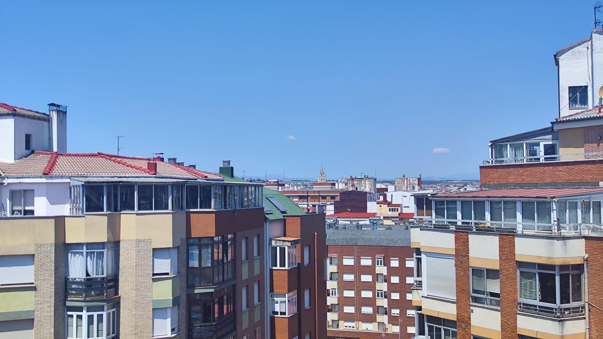 Außenansicht von Dachboden zum verkauf in León Capital  mit Terrasse