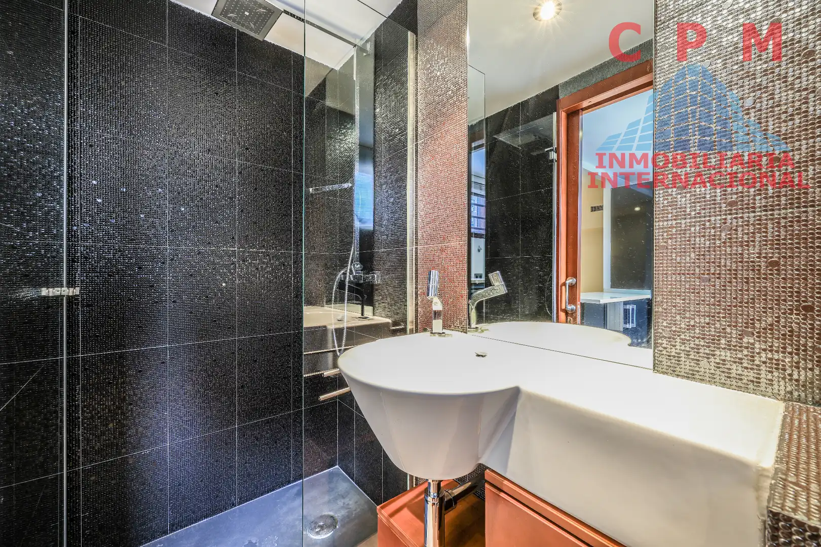 Bathroom of Flat for rent in Madrid  with Air Conditioner, Heating and Parquet flooring
