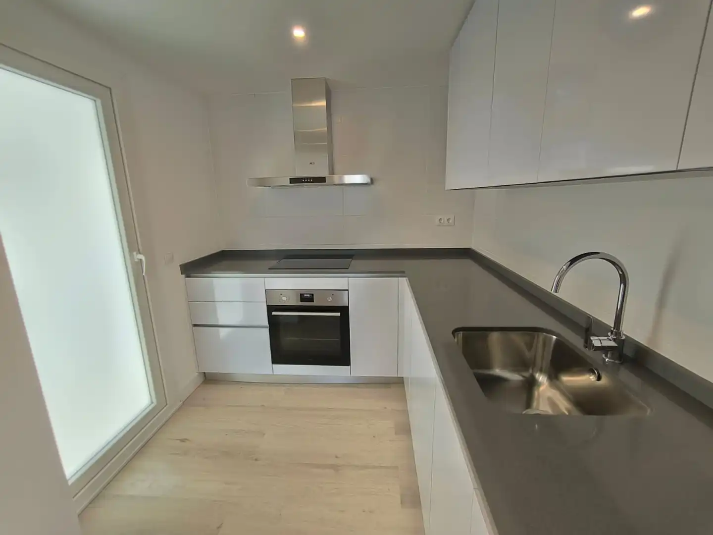 Cuina de Apartament de lloguer en Marbella amb Aire condicionat, Terrassa i Traster