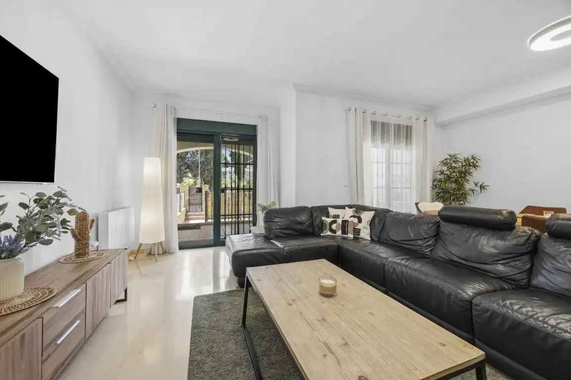 Wohnzimmer von Einfamilien-Reihenhaus zum Verkauf in Marbella mit Klimaanlage, Heizung und Privatgarten