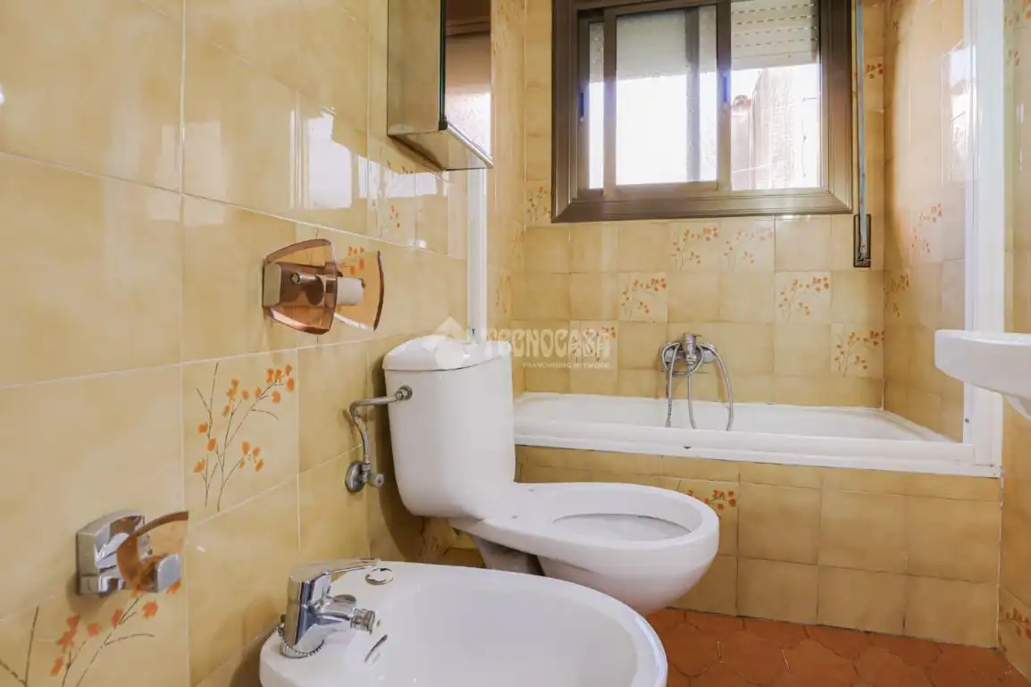 Baño de Casa adosada en venta en Montcada i Reixac con Calefacción y Balcón