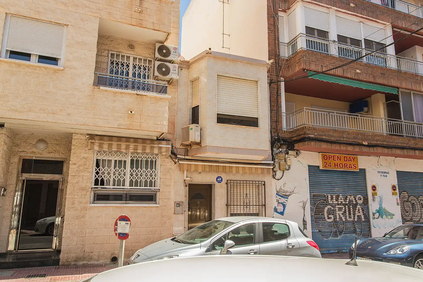 Vista exterior de Casa adosada en venta en Torrevieja con Aire acondicionado, Amueblado y Horno
