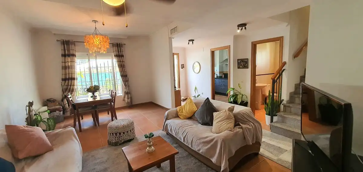 Sala de estar de Casa adosada en venta en Fuengirola con Jardín privado, Piscina y Amueblado