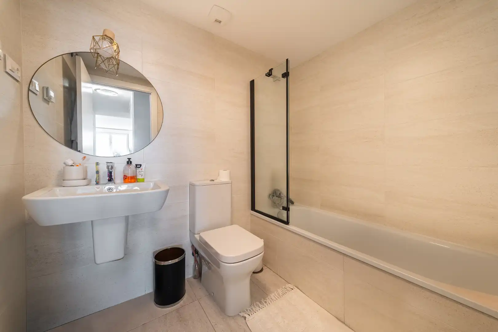 Baño de Ático en venta en Madrid con Calefacción, Terraza y Trastero