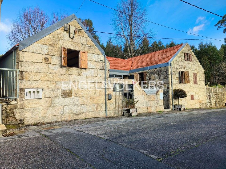 Vista exterior de Casa o xalet en venda en Poio amb Calefacció, Jardí privat i Parquet