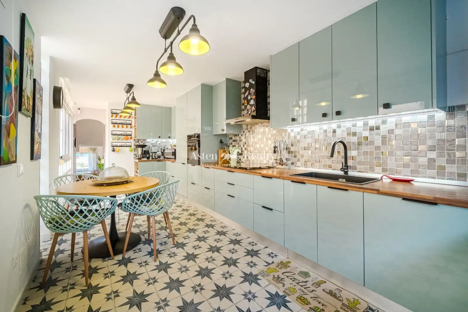 Küche von Einfamilien-Reihenhaus zum Verkauf in Arona mit Klimaanlage, Terrasse und Abstellraum