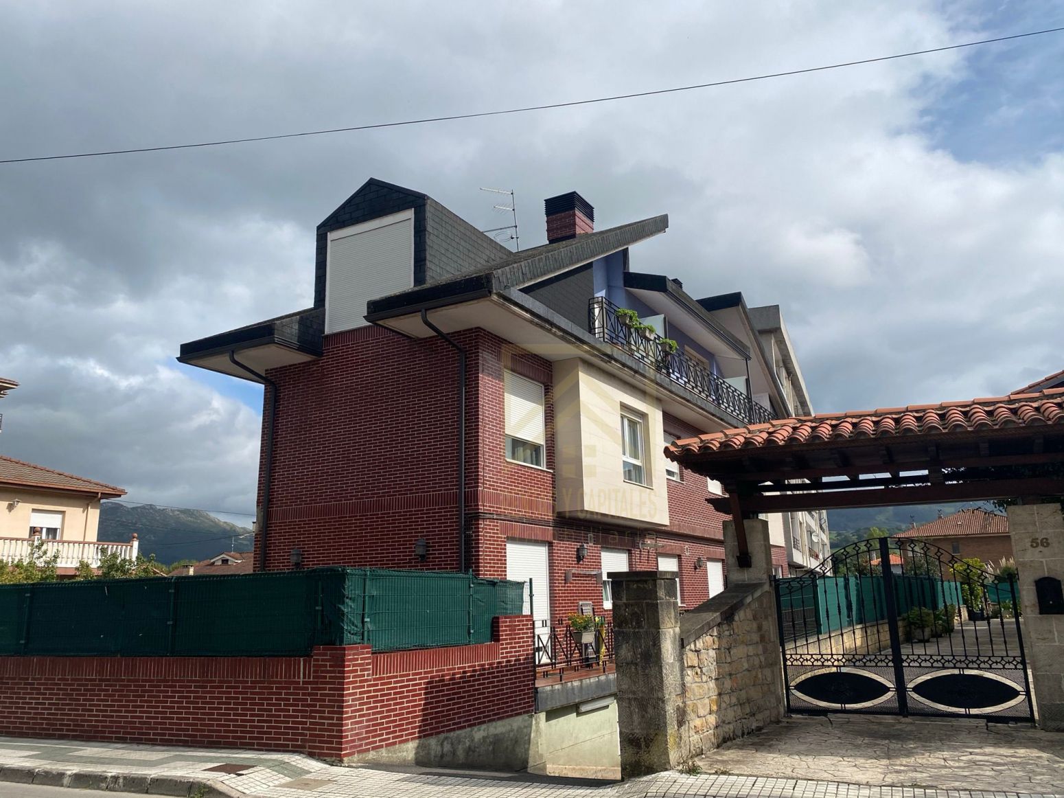 Vista exterior de Casa o xalet de lloguer en Los Corrales de Buelna  amb Calefacció, Parquet i Moblat