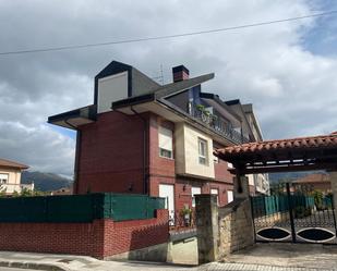 Vista exterior de Casa o xalet de lloguer en Los Corrales de Buelna  amb Calefacció, Parquet i Moblat