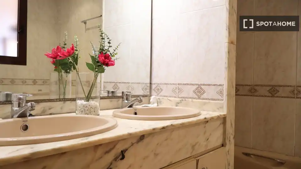 Bathroom of Flat for rent in Valencia  with Air Conditioner, Heating and Furnished