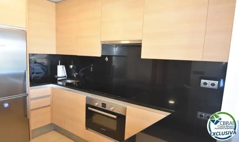 Cuina de Apartament en venda en Roses amb Aire condicionat, Terrassa i Moblat