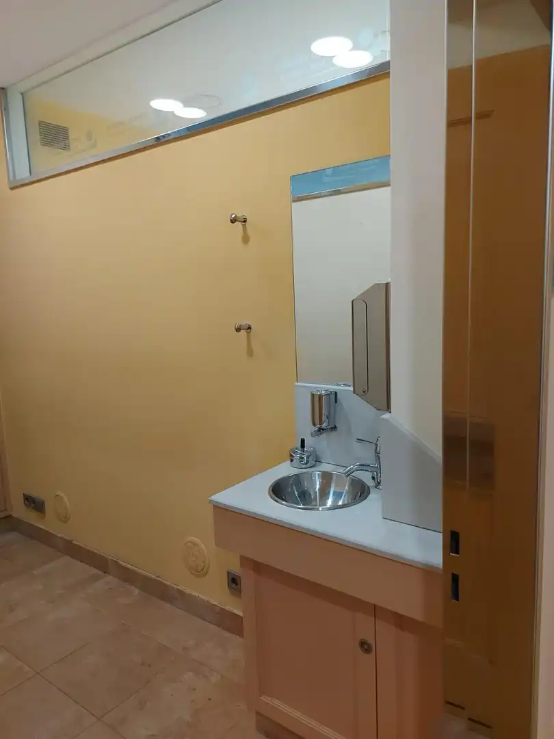 Badezimmer von Büro zum Verkauf in Salamanca mit Klimaanlage und Heizung