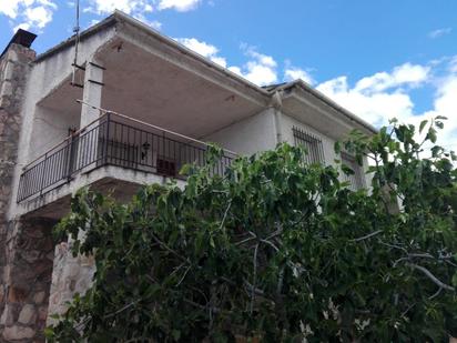 Vista exterior de Casa o xalet en venda en Pelayos de la Presa amb Jardí privat, Terrassa i Moblat