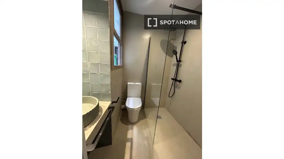 Bathroom of Flat for rent in Valencia  with Air Conditioner, Heating and Furnished