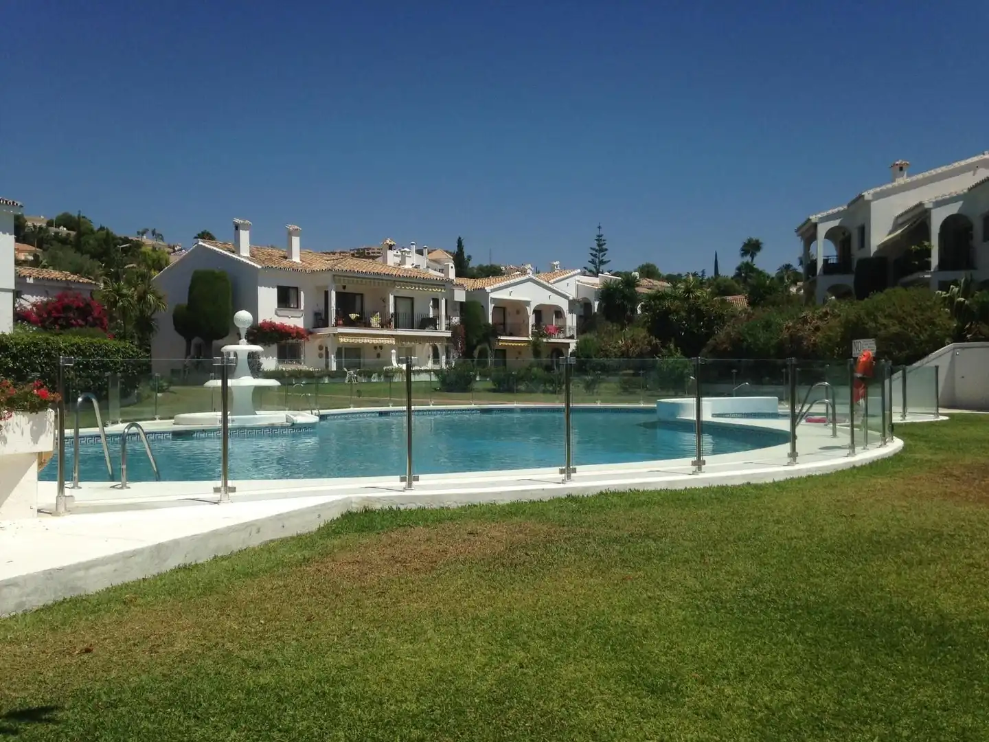 Jardí de Pis en venda en Benahavís amb Aire condicionat, Terrassa i Moblat